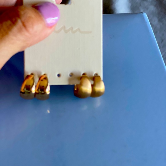 Set of two gold huggie earrings - Picture 1 of 3